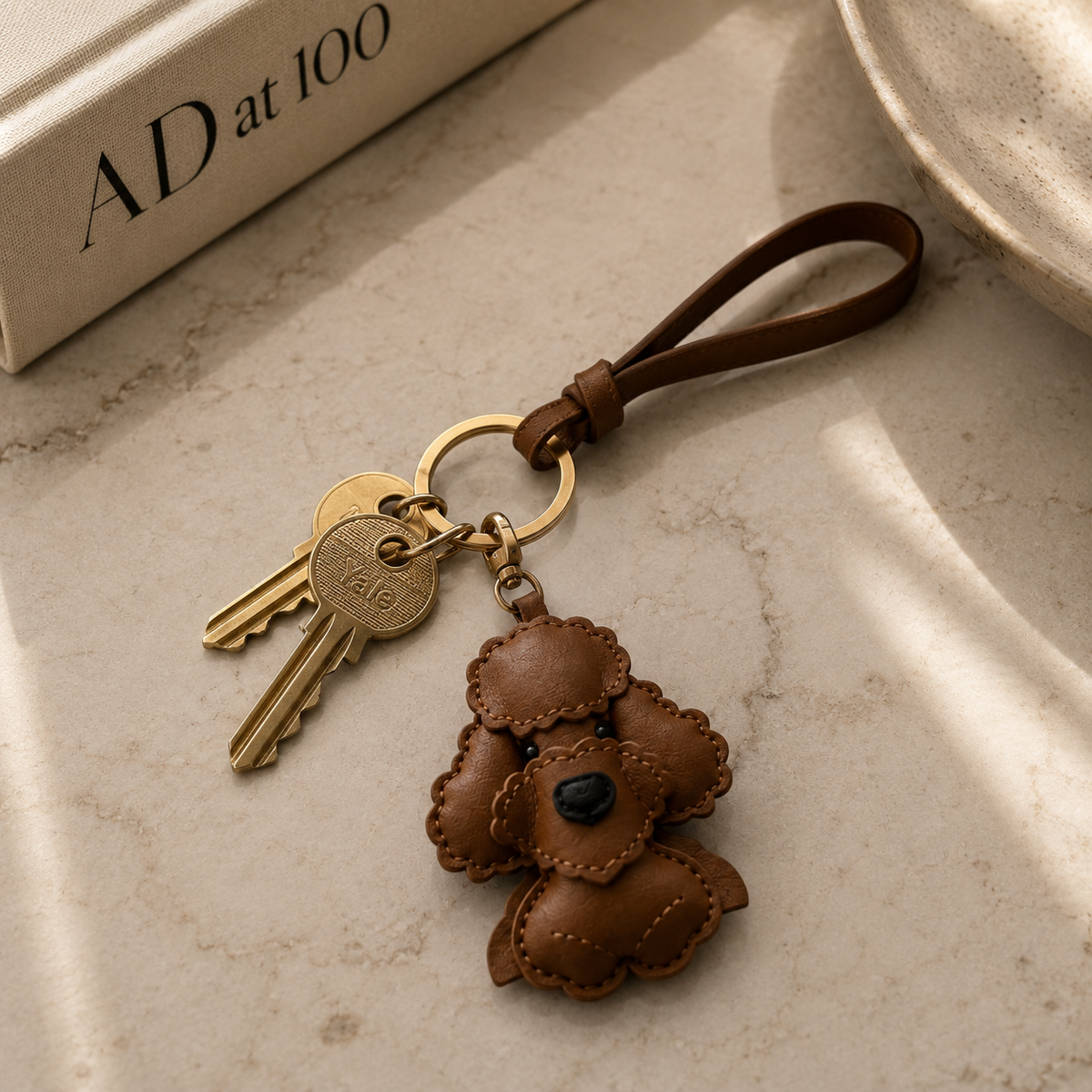 Pudel Taschenanhänger aus Kunstleder in Cognac – Poodle Club Produktansicht