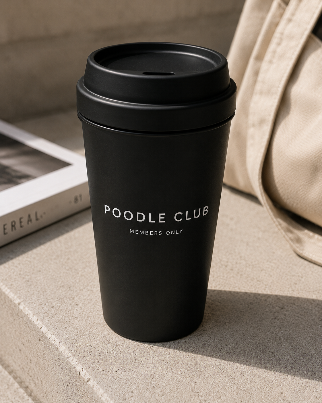 Poodle Club Trinkbecher – Coffee Cup mit minimalistischem Poodle Club Branding