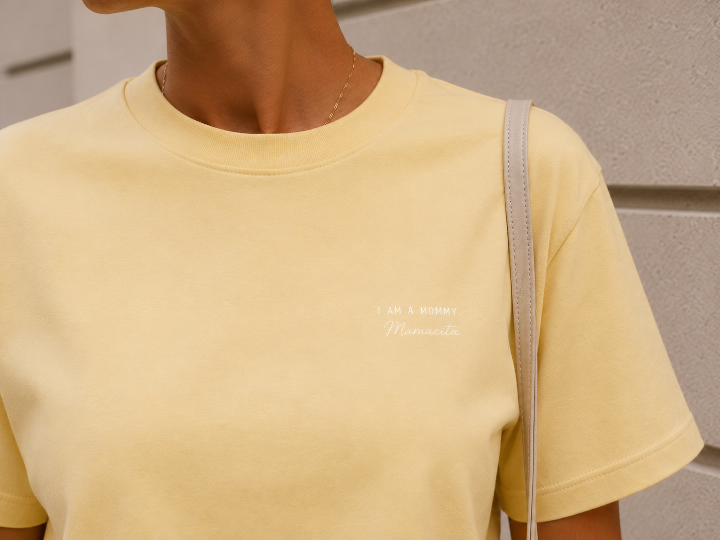 T-Shirt MAMACITA Butter Yellow – Poodle Club Detailansicht Brustprint