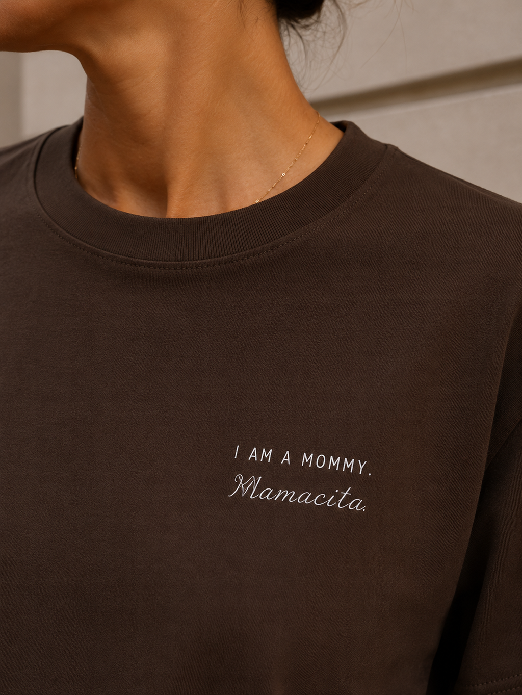 T-Shirt MAMACITA Chocolate Brown – Poodle Club Detailansicht Brustprint