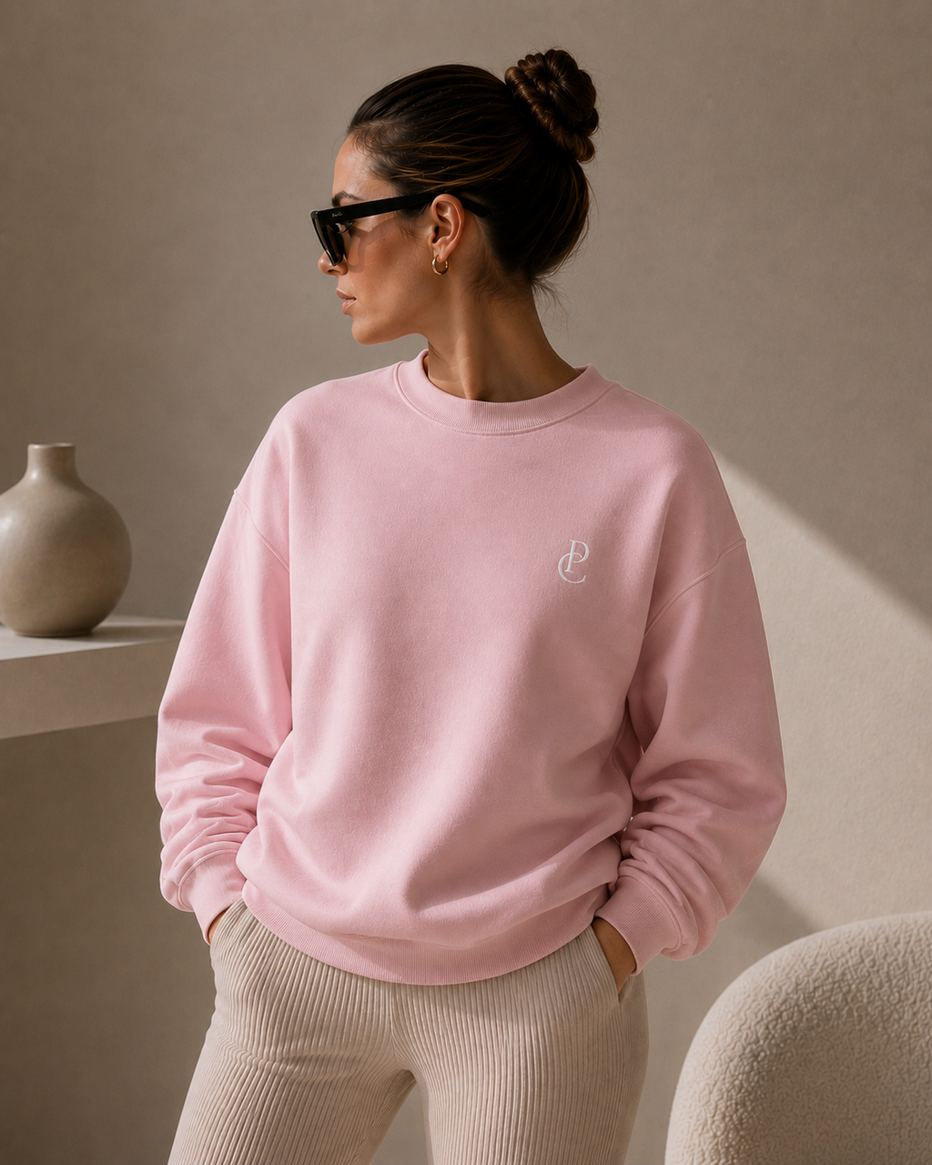 Damen Sweatshirt Poodle Club mit geripptem Rundhalsausschnitt, Detailansicht PC-Logo