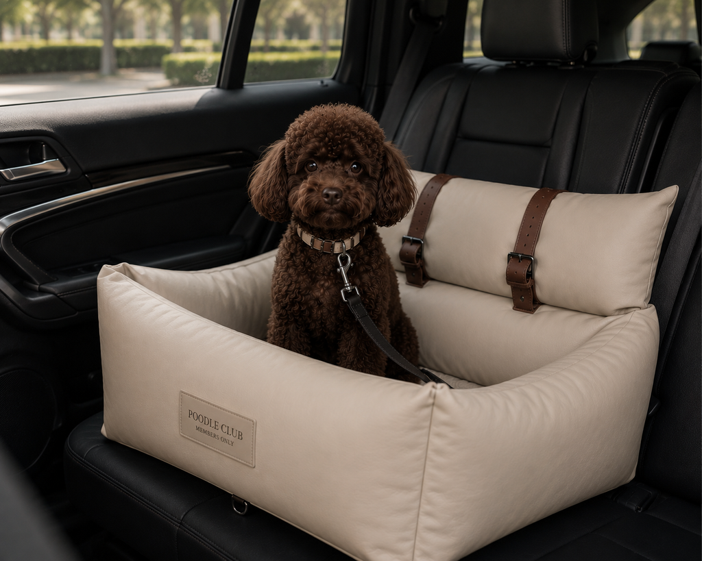 Le Trône Hundeautositz Beige – Poodle Club Detailansicht veganes Leder