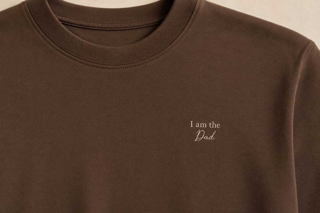 T-Shirt DAD Chocolate Brown – Poodle Club Detailansicht Brustprint