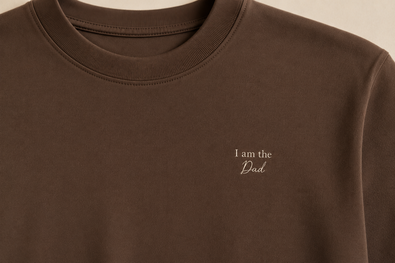 T-Shirt DAD Chocolate Brown – Poodle Club Detailansicht Brustprint